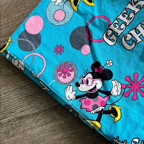 Disney Minnie Mouse L scrub top - Picture 8 of 8